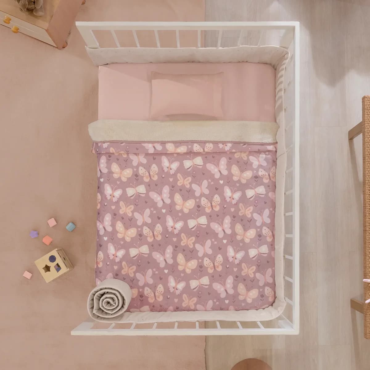 Cobertor Baby Siberia MARIPOSAS,  segunda vista con textura de borrego, tamaño CUNA 2