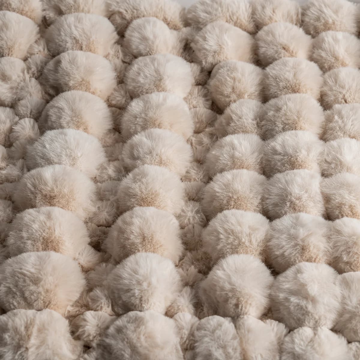 Cobertor Decorativo Everest GANTE, calidad Premium, con textura de pompones en relieve 3