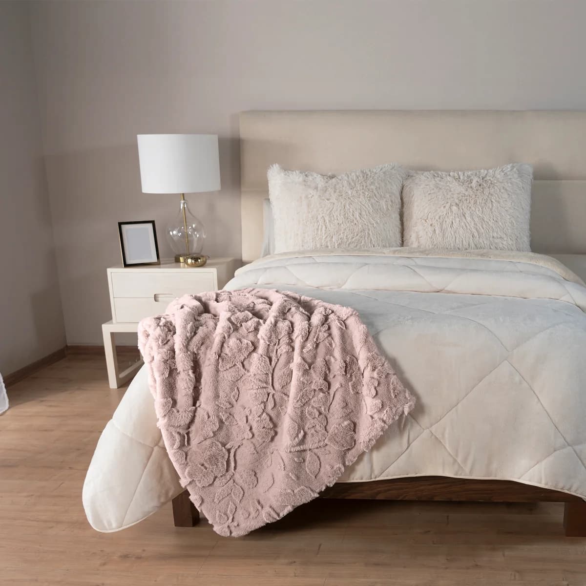 Cobertor Decorativo Everest VERMONT con textura muy suave de formas florales 3