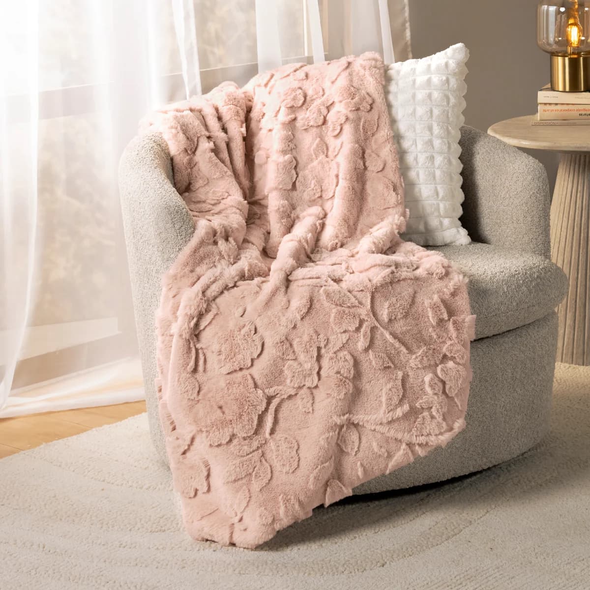 Cobertor Decorativo Everest VERMONT con textura muy suave de formas florales